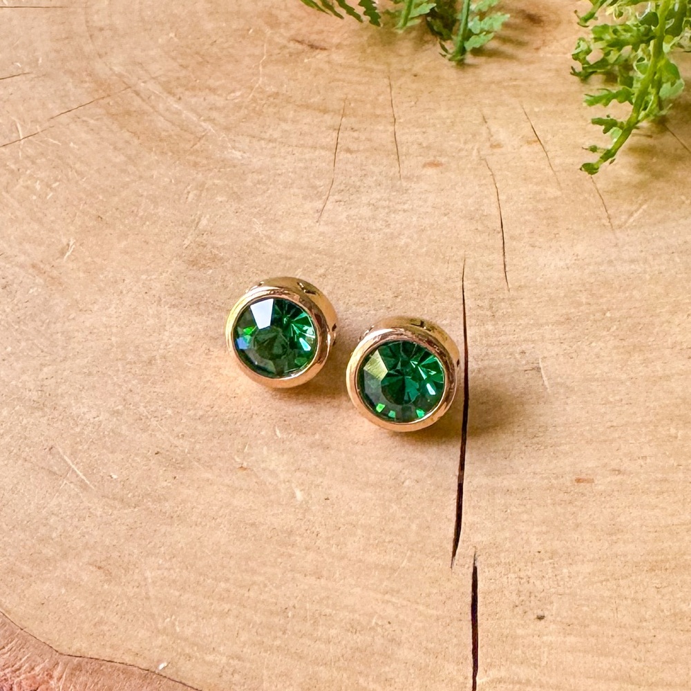 Tahari Round Emerald Green Glass Rhinestone Gold Stud Bezel Earrings - Picture 3 of 4